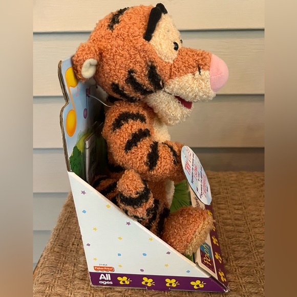 Video ! New Vintage 1998 Disney Sing N Giggle Tigger Plush Animated Pooh - Picture 3 of 7